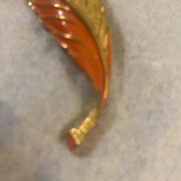 Unique 1950s Vintage Kramer Gold and Orange Feather Brooch - Picture 2 of 10